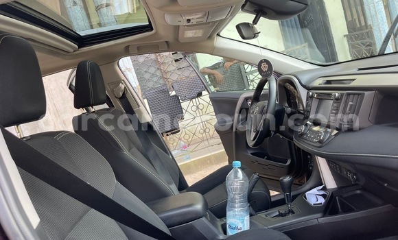 Sayi Sabo Toyota RAV4 Brown Mota in Douala a Ƙasar Kamaru Sayi Sabo Toyota RAV4 Brown Mota in Douala a Ƙasar Kamaru