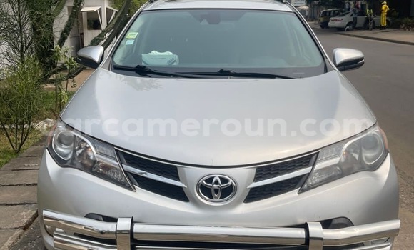 Sayi Sabo Toyota RAV4 Azurfa Mota in Douala a Ƙasar Kamaru