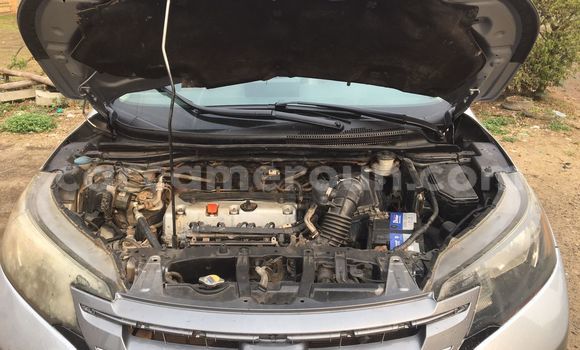 Sayi Na hannu Honda CR–V Azurfa Mota in Douala a Ƙasar Kamaru Sayi Na hannu Honda CR–V Azurfa Mota in Douala a Ƙasar Kamaru