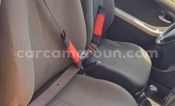 Sayi Na hannu Toyota Yaris Azurfa Mota in Yaounde a Babban Kamaru Sayi Na hannu Toyota Yaris Azurfa Mota in Yaounde a Babban Kamaru