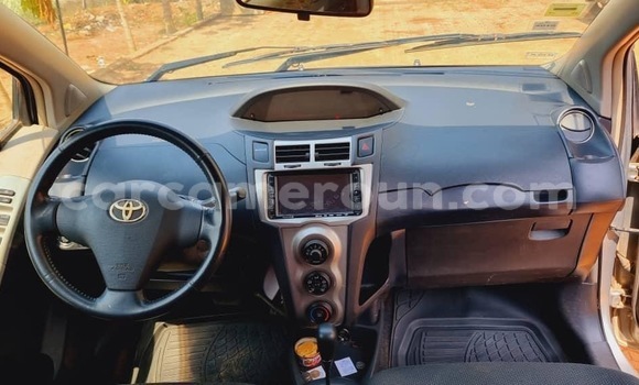 Sayi Na hannu Toyota Yaris Azurfa Mota in Yaounde a Babban Kamaru Sayi Na hannu Toyota Yaris Azurfa Mota in Yaounde a Babban Kamaru