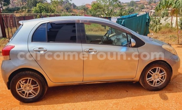 Sayi Na hannu Toyota Yaris Azurfa Mota in Yaounde a Babban Kamaru Sayi Na hannu Toyota Yaris Azurfa Mota in Yaounde a Babban Kamaru
