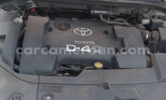 Sayi Na hannu Toyota Avensis Azurfa Mota in Yaounde a Babban Kamaru Sayi Na hannu Toyota Avensis Azurfa Mota in Yaounde a Babban Kamaru