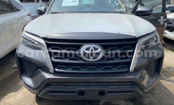 Sayi Sabo Toyota Fortuner M Mota in Douala a Ƙasar Kamaru Sayi Sabo Toyota Fortuner M Mota in Douala a Ƙasar Kamaru