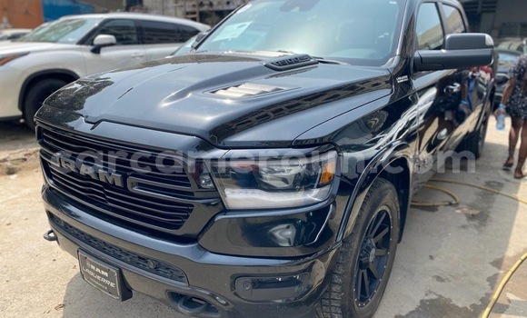 Sayi Sabo Dodge RAM Black Mota in Douala a Ƙasar Kamaru