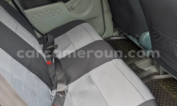 Sayi Na hannu Toyota Yaris Verso Azurfa Mota in Yaounde a Babban Kamaru Sayi Na hannu Toyota Yaris Verso Azurfa Mota in Yaounde a Babban Kamaru