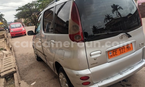 Sayi Na hannu Toyota Yaris Verso Azurfa Mota in Yaounde a Babban Kamaru Sayi Na hannu Toyota Yaris Verso Azurfa Mota in Yaounde a Babban Kamaru