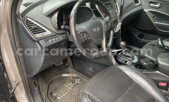 Sayi Na hannu Hyundai Santa Fe Azurfa Mota in Douala a Ƙasar Kamaru