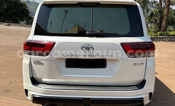 Sayi Na hannu Toyota Land Cruiser White Mota in Yaounde a Babban Kamaru Sayi Na hannu Toyota Land Cruiser White Mota in Yaounde a Babban Kamaru