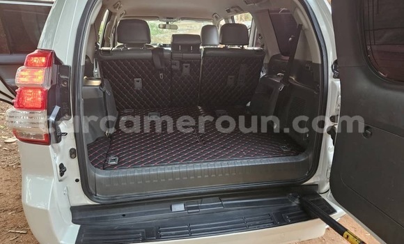 Sayi Na hannu Toyota Corolla Verso Azurfa Mota in Yaounde a Babban Kamaru