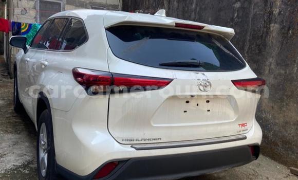 Sayi Na hannu Toyota Highlander White Mota in Douala a Ƙasar Kamaru