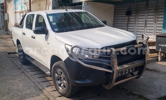 Acheter Occasion Voiture Toyota Hiluxe VIGO Blanc à Yaoundé, Central Cameroon