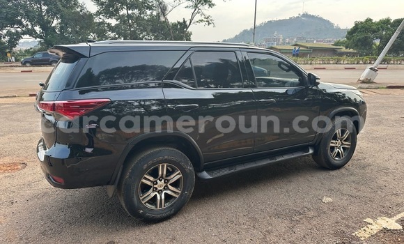 Sayi Na hannu Toyota Fortuner Black Mota in Yaounde a Babban Kamaru Sayi Na hannu Toyota Fortuner Black Mota in Yaounde a Babban Kamaru