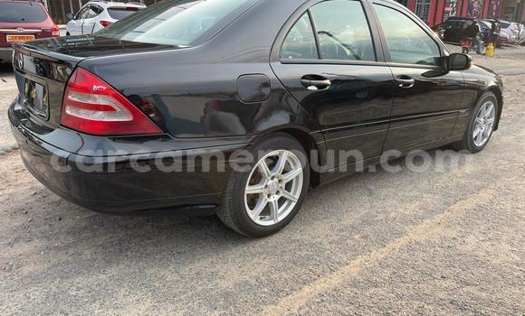 Sayi Na hannu Mercedes-Benz C-Classe Black Mota in Douala a Ƙasar Kamaru Sayi Na hannu Mercedes-Benz C-Classe Black Mota in Douala a Ƙasar Kamaru