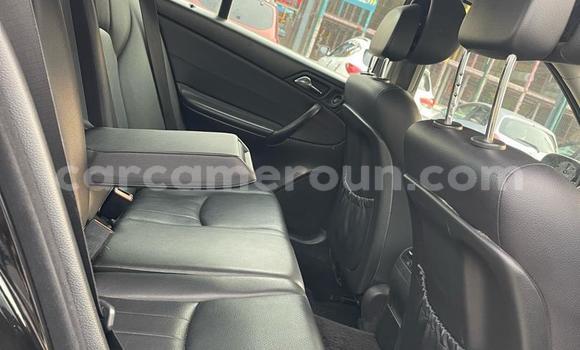 Sayi Na hannu Mercedes-Benz C-Classe Black Mota in Douala a Ƙasar Kamaru Sayi Na hannu Mercedes-Benz C-Classe Black Mota in Douala a Ƙasar Kamaru