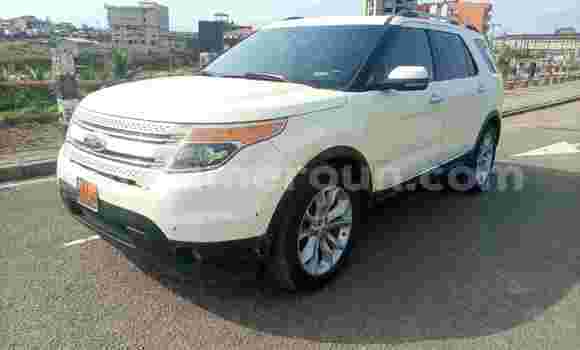 Sayi Na hannu Ford Explorer Sport Trac White Mota in Douala a Ƙasar Kamaru Sayi Na hannu Ford Explorer Sport Trac White Mota in Douala a Ƙasar Kamaru