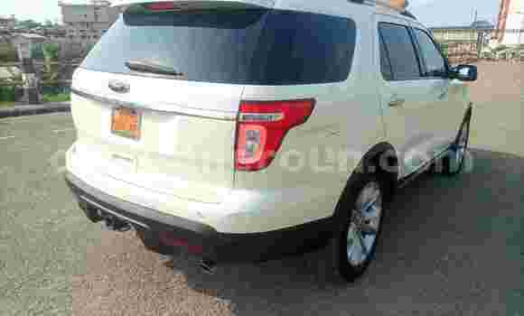 Sayi Na hannu Ford Explorer Sport Trac White Mota in Douala a Ƙasar Kamaru Sayi Na hannu Ford Explorer Sport Trac White Mota in Douala a Ƙasar Kamaru