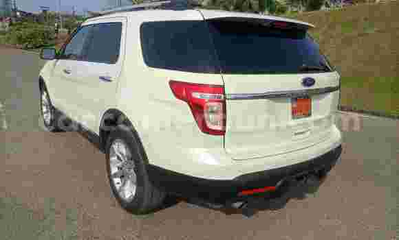 Sayi Na hannu Ford Explorer Sport Trac White Mota in Douala a Ƙasar Kamaru Sayi Na hannu Ford Explorer Sport Trac White Mota in Douala a Ƙasar Kamaru