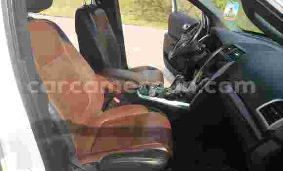 Sayi Na hannu Ford Explorer Sport Trac White Mota in Douala a Ƙasar Kamaru Sayi Na hannu Ford Explorer Sport Trac White Mota in Douala a Ƙasar Kamaru