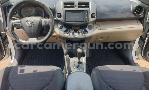 Sayi Na hannu Toyota Vanguard White Mota in Yaounde a Babban Kamaru Sayi Na hannu Toyota Vanguard White Mota in Yaounde a Babban Kamaru