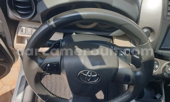 Sayi Na hannu Toyota Vanguard White Mota in Yaounde a Babban Kamaru Sayi Na hannu Toyota Vanguard White Mota in Yaounde a Babban Kamaru