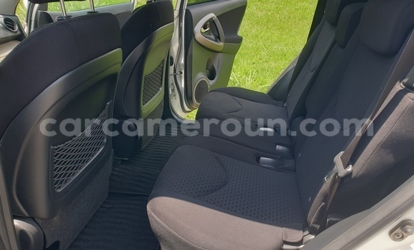 Sayi Na hannu Toyota Vanguard White Mota in Yaounde a Babban Kamaru Sayi Na hannu Toyota Vanguard White Mota in Yaounde a Babban Kamaru