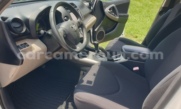 Sayi Na hannu Toyota Vanguard White Mota in Yaounde a Babban Kamaru Sayi Na hannu Toyota Vanguard White Mota in Yaounde a Babban Kamaru