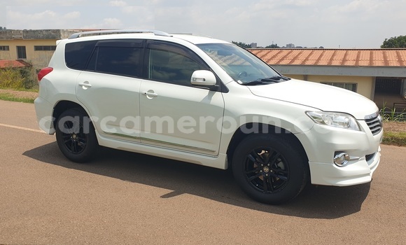 Sayi Na hannu Toyota Vanguard White Mota in Yaounde a Babban Kamaru Sayi Na hannu Toyota Vanguard White Mota in Yaounde a Babban Kamaru