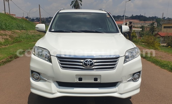 Sayi Na hannu Toyota Vanguard White Mota in Yaounde a Babban Kamaru Sayi Na hannu Toyota Vanguard White Mota in Yaounde a Babban Kamaru