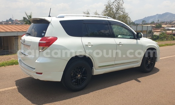 Sayi Na hannu Toyota Vanguard White Mota in Yaounde a Babban Kamaru Sayi Na hannu Toyota Vanguard White Mota in Yaounde a Babban Kamaru