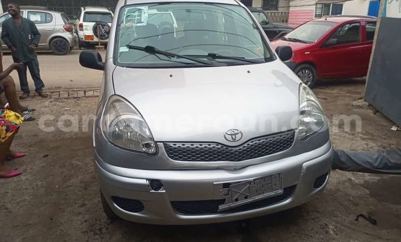 Sayi Na hannu Toyota Yaris Verso Azurfa Mota in Douala a Ƙasar Kamaru