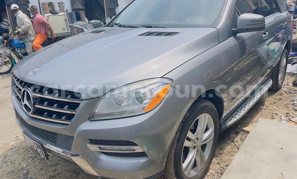 Sayi Sabo Mercedes‒Benz ML–Class Azurfa Mota in Douala a Ƙasar Kamaru Sayi Sabo Mercedes‒Benz ML–Class Azurfa Mota in Douala a Ƙasar Kamaru