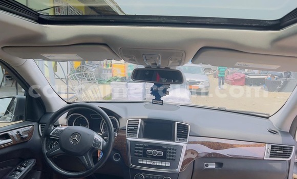 Sayi Sabo Mercedes‒Benz ML–Class Azurfa Mota in Douala a Ƙasar Kamaru Sayi Sabo Mercedes‒Benz ML–Class Azurfa Mota in Douala a Ƙasar Kamaru