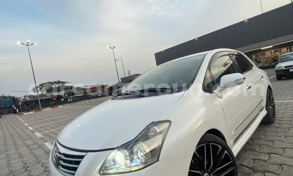 Sayi Sabo Toyota Blade White Mota in Douala a Ƙasar Kamaru