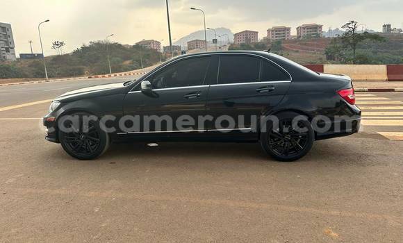 Sayi Na hannu Mercedes-Benz C-Classe Black Mota in Douala a Ƙasar Kamaru Sayi Na hannu Mercedes-Benz C-Classe Black Mota in Douala a Ƙasar Kamaru