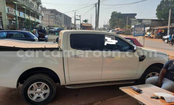 Sayi Na hannu Toyota Pickup White Mota in Yaounde a Babban Kamaru Sayi Na hannu Toyota Pickup White Mota in Yaounde a Babban Kamaru