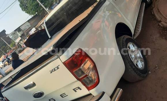 Sayi Na hannu Toyota Pickup White Mota in Yaounde a Babban Kamaru Sayi Na hannu Toyota Pickup White Mota in Yaounde a Babban Kamaru