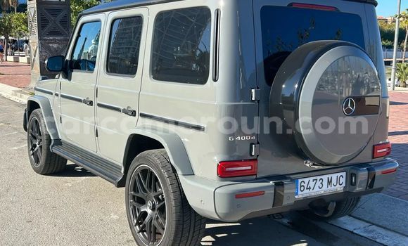 Sayi Na hannu Mercedes‒Benz G-klasse Azurfa Mota in Douala a Ƙasar Kamaru