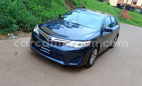 Sayi Na hannu Toyota Camry Azurfa Mota in Yaounde a Babban Kamaru