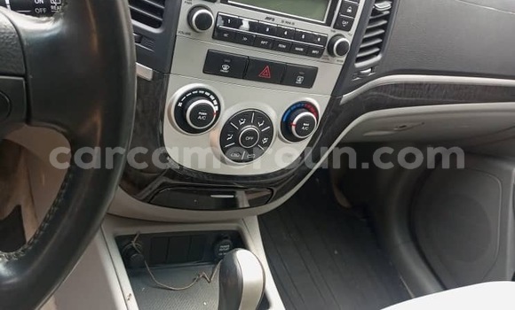 Sayi Sabo Hyundai Santa Fe Azurfa Mota in Douala a Ƙasar Kamaru Sayi Sabo Hyundai Santa Fe Azurfa Mota in Douala a Ƙasar Kamaru