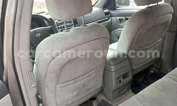 Sayi Sabo Hyundai Santa Fe Azurfa Mota in Douala a Ƙasar Kamaru Sayi Sabo Hyundai Santa Fe Azurfa Mota in Douala a Ƙasar Kamaru