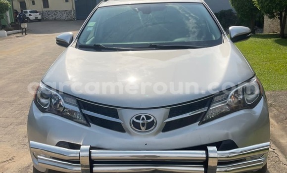 Sayi Sabo Toyota RAV4 Azurfa Mota in Douala a Ƙasar Kamaru