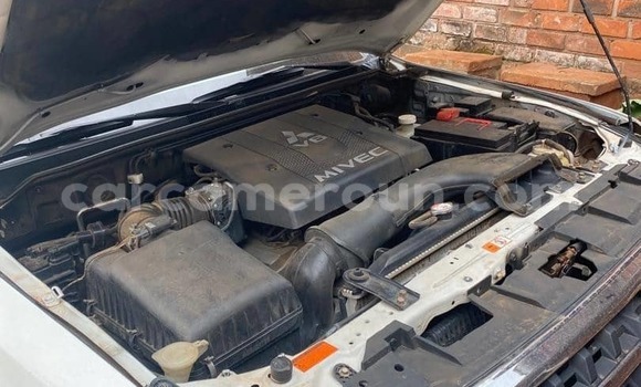 Acheter Occasion Voiture Mitsubishi Pajero Blanc à Yaoundé, Central Cameroon Acheter Occasion Voiture Mitsubishi Pajero Blanc à Yaoundé, Central Cameroon