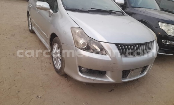 Sayi Na hannu Toyota Blade Azurfa Mota in Douala a Ƙasar Kamaru