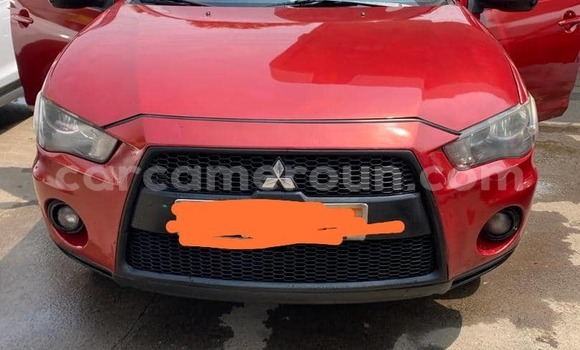 Sayi Na hannu Mitsubishi Outlander Red Mota in Douala a Ƙasar Kamaru