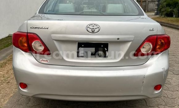 Sayi Imported Toyota Corolla Azurfa Mota in Douala a Ƙasar Kamaru Sayi Imported Toyota Corolla Azurfa Mota in Douala a Ƙasar Kamaru