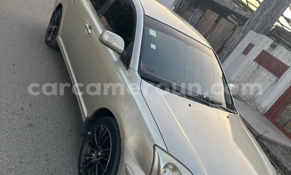 Sayi Na hannu Toyota Avensis Azurfa Mota in Douala a Ƙasar Kamaru