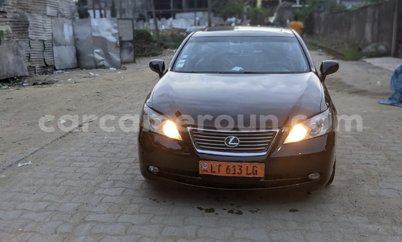 Sayi Na hannu Lexus ES Black Mota in Douala a Ƙasar Kamaru