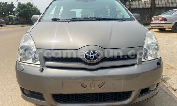 Sayi Na hannu Toyota Verso Azurfa Mota in Douala a Ƙasar Kamaru