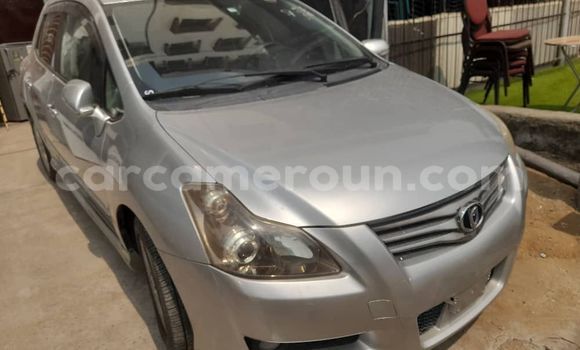 Sayi Na hannu Toyota Matrix Azurfa Mota in Douala a Ƙasar Kamaru